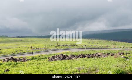 Les hauteurs du Golan, surplombant la vallée de la Hula, ornent l'hiver avec la pluie au début du printemps. Banque D'Images