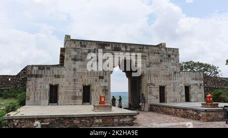 INDE, RAJASTHAN, CHITTORGARH, juillet 2022, Tourisme à Suraj Pol, l'ancienne entrée principale du fort, fort de Chittorgarh Banque D'Images