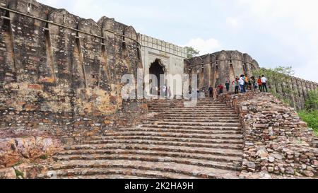 INDE, RAJASTHAN, CHITTORGARH, juillet 2022, Tourisme à Suraj Pol et escaliers, l'ancienne entrée principale du fort, fort de Chittorgarh Banque D'Images