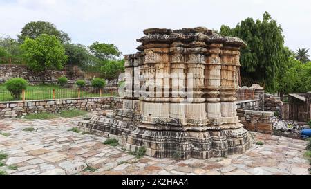 Petits temples ruinés dans le Campus du fort de Chittorgarh, Rajasthan, Inde. Banque D'Images