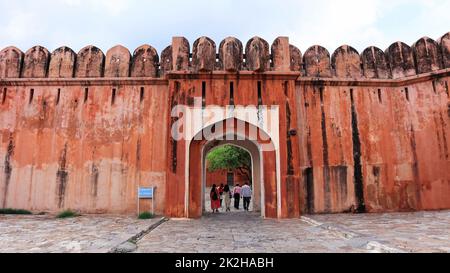 INDE, RAJASTHAN, JAIPUR, juillet 2022, Tourist à la porte de sortie du fort Jaigarh Banque D'Images
