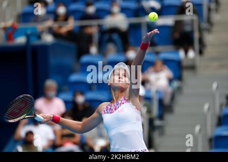 Tokyo, Japon. 23rd septembre 2022. Veronika KUDERMETOVA sert contre Beatriz HADDAD MAIA (BRA) lors de leur match de quarts de finale au TOURNOI DE TENNIS OUVERT TORAY PAN PACIFIC 2022 à l'Ariake Coliseum. Le tournoi a lieu de 17 septembre à 25. Banque D'Images