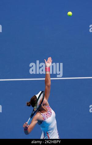 Tokyo, Japon. 23rd septembre 2022. Veronika KUDERMETOVA sert contre Beatriz HADDAD MAIA (BRA) lors de leur match de quarts de finale au TOURNOI DE TENNIS OUVERT TORAY PAN PACIFIC 2022 à l'Ariake Coliseum. Le tournoi a lieu de 17 septembre à 25. Banque D'Images