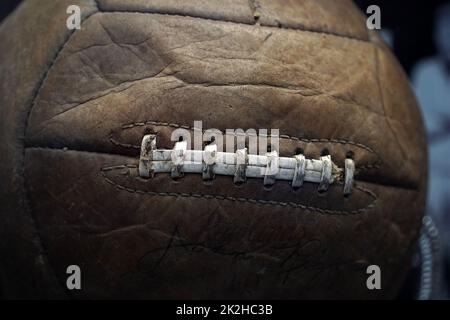 ballon de football vintage en cuir gros plan Banque D'Images