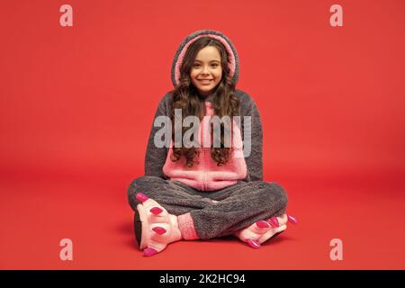 une jeune fille se sent détendue. bonheur d'enfance. bonjour. enfant porte un costume de nuit doux. Banque D'Images