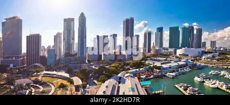 Vue panoramique sur les gratte-ciel du centre-ville de Miami Banque D'Images