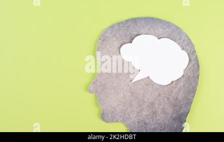 Silhouette de visage, bulle de parole en blanc, espace de copie pour le texte, communication, avoir une opinion, liberté d'expression, personnes parlant, arrière-plan vert Banque D'Images