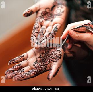 Quand les mots ne peuvent pas exprimer, essayez henné. Coupe courte d'une femme méconnaissable qui a appliqué le henné aux mains en préparation de son mariage. Banque D'Images