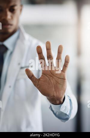 La science est un travail pratique. Photo rognée d'un jeune scientifique travaillant sur la technologie de l'écran tactile tout en faisant des recherches dans son laboratoire. Banque D'Images