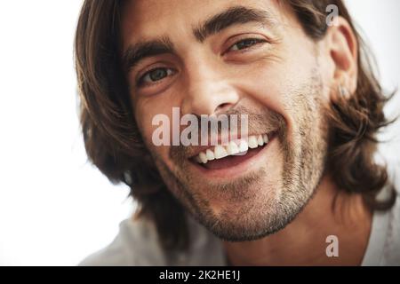 C'est un grand jour pour être heureux. Photo d'un jeune homme confiant souriant à l'appareil photo. Banque D'Images