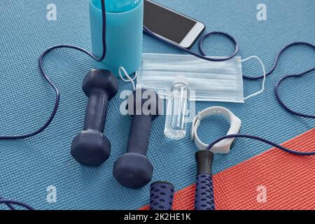 Sain n'est pas un but, c'est un mode de vie. Prise de vue en studio d'une variété d'équipements d'entraînement et d'EPI sur un tapis de yoga rouge et bleu. Banque D'Images