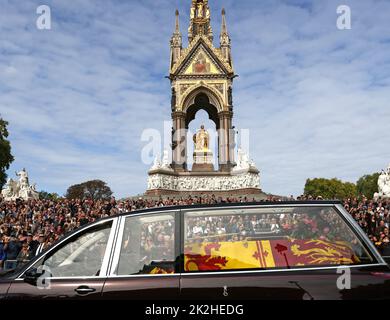 Mourners and well-wishers watch the hearse carrying Her Majesty Queen Elizabeth II goes past The Albert Memorial before The State Funeral of Queen Elizabeth II, held today (September 19, 2022) in Westminster Abbey. The country is still officially mourning Queen Elizabeth II, who has been succeeded by King Charles III. Queen Elizabeth II died on September 8, 2022, whilst staying at Balmoral Castle in Scotland. Stock Photo