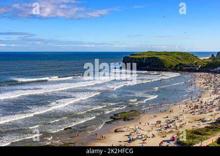 Plage sur une belle journée ensoleillée en été de la ville de Torres Banque D'Images