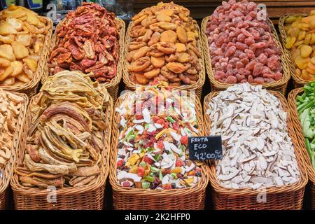 Grand choix de fruits secs à vendre sur le marché de la Boqueria à Barcelone Banque D'Images