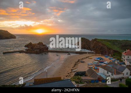 Coucher de soleil dans le village pittoresque de Hope Cove à Devon, Royaume-Uni Banque D'Images