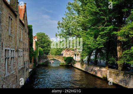 Bateau de tourisme dans le canal. Bruges, Belgique Banque D'Images