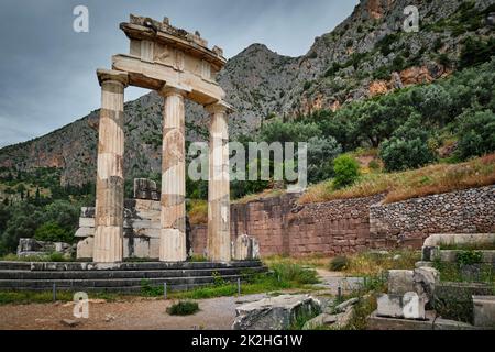 Les ruines du temple Athena Pronoia dans l'ancienne ville de Delphes, Grèce Banque D'Images