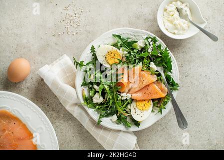 Salade de pissenlits saumon fumé Banque D'Images
