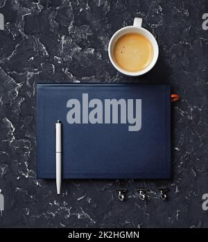 Carnet, tasse à café et stylo Banque D'Images