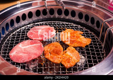 Griller de la viande de porc Coréen BBQ traditionnel sur cuisinière servir dans le restaurant Banque D'Images