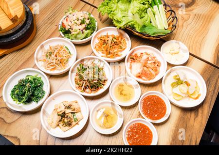 Légumes cornichons coréens ou radis marinés et assaisonnement dans un bol Banque D'Images