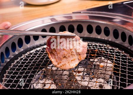 Griller de la viande de porc Coréen BBQ traditionnel sur cuisinière servir dans le restaurant Banque D'Images