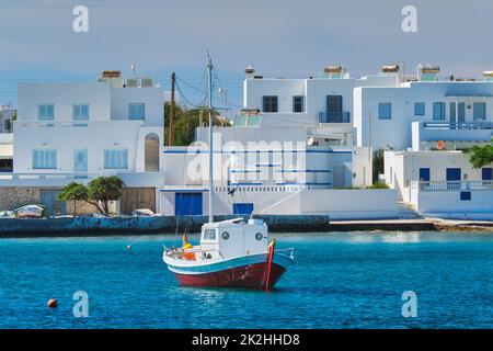 La plage et le village de pêcheurs de Pollonia à Milos, Grèce Banque D'Images