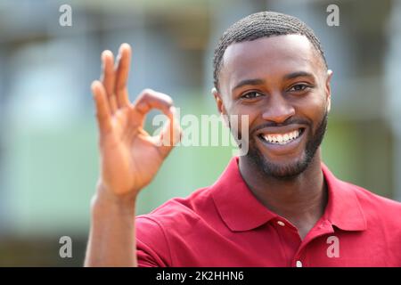 Homme heureux avec la peau noire gestante ok Banque D'Images