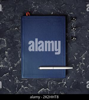 Carnet d'esquisses fermé, stylo Banque D'Images