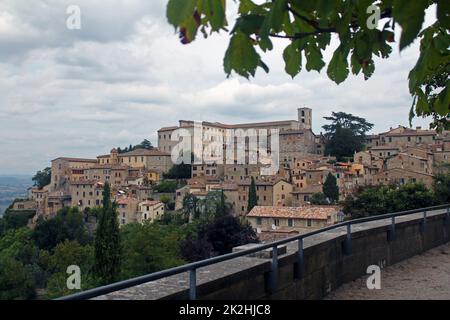 La ville historique de Gubbio s'établissant sur une colline verdoyante en Ombrie Banque D'Images