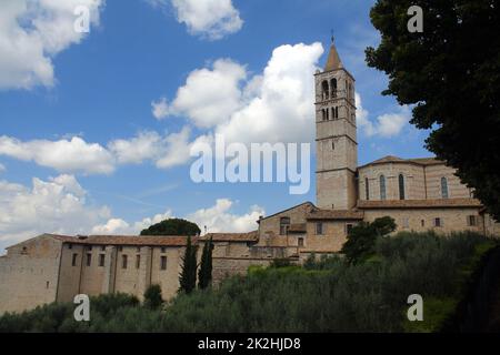 La magnifique basilique de Santa Chiara à Assise en Ombrie Banque D'Images