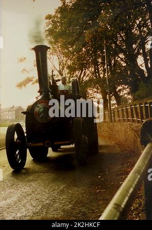 Une vieille photographie atmosphérique d'un moteur de traction Burrell à Whitby, dans le Yorkshire, au Royaume-Uni. Charles Burrell & Sons étaient des constructeurs de moteurs de traction à vapeur, de camions à vapeur, de machines agricoles et de moteurs de tramway à vapeur depuis leur base de Thetford, Norfolk, et de leurs travaux de St Nicholas sur Minstergate et St Nicholas Street. Banque D'Images