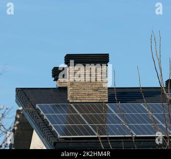 toit d'un bâtiment résidentiel avec panneaux solaires. Concept d'énergie verte et d'indépendance énergétique Banque D'Images