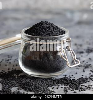 Épices indiennes graines de cumin noir (nigella sativa ou kalonji) dans un pot en verre gros plan Banque D'Images