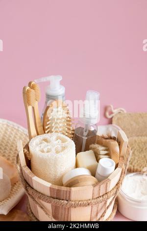 Seau de sauna avec cosmétiques naturels biologiques et accessoires réutilisables pour les soins de la peau et des cheveux Banque D'Images