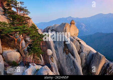 Vue de Ulsanbawi pic sur le coucher du soleil. Le Parc National de Seoraksan, Corée du Sud Banque D'Images