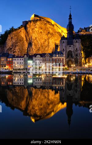 Vue de nuit sur la ville de Dinant, Belgique Banque D'Images