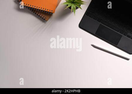 Vue de dessus ordinateur portable, ordinateur portable et plantes succulentes sur table blanche. Vide, espace de copie pour votre texte Banque D'Images