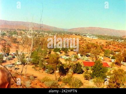 1972 en regardant vers le bas sur l'ancien Greenleaves Caravan Park et vers Alice Springs et Heavytree Gap (connu sous le nom de Ntaripe dans la langue locale Arrernte Aborigine), territoire du Nord, Australie Banque D'Images