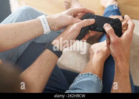 Couple avec un gamepads jouent à la console de jeux vidéo Banque D'Images