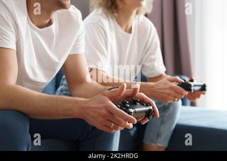 Couple avec un gamepads jouent à la console de jeux vidéo Banque D'Images