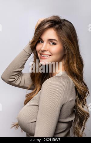 Portrait d'une jeune jolie femme avec une coiffure bouclés Banque D'Images