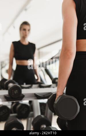 Jeune femme athlétique pendant son entraînement physique Banque D'Images