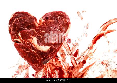 Viande fraîche brute en forme de coeur et de sang splatters Banque D'Images
