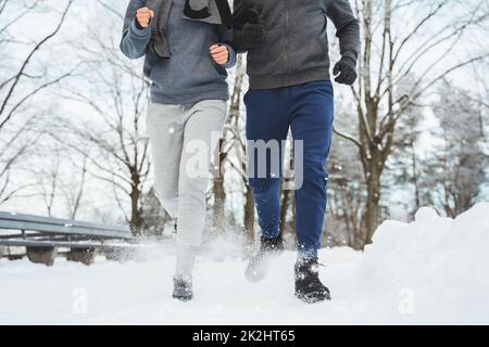 Couple sportif pendant le jogging d'hiver dans le parc de la ville Banque D'Images