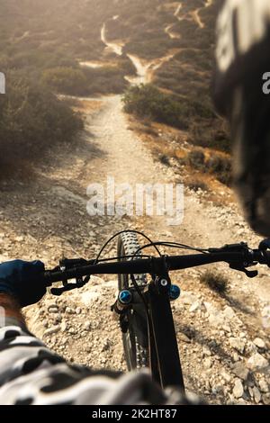 VTT VTT au cours d'une descente sur son vélo en montagne Banque D'Images