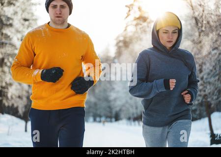 Couple sportif pendant le jogging d'hiver dans le parc de la ville Banque D'Images