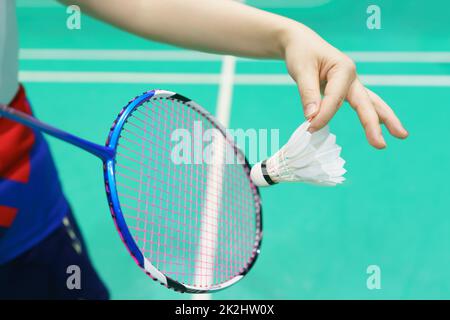 femme tenant une raquette de badminton prête à frapper shuttecock Banque D'Images