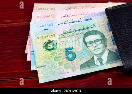 Monnaie tunisienne - dinars - nouvelle série de billets dans le portefeuille Banque D'Images