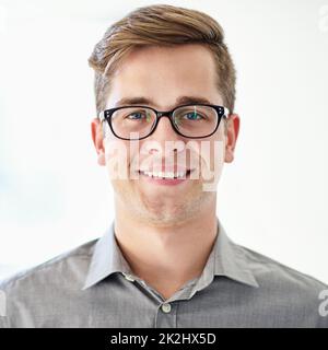 Je détermine mon avenir.Portrait court d'un jeune homme d'affaires portant des lunettes. Banque D'Images